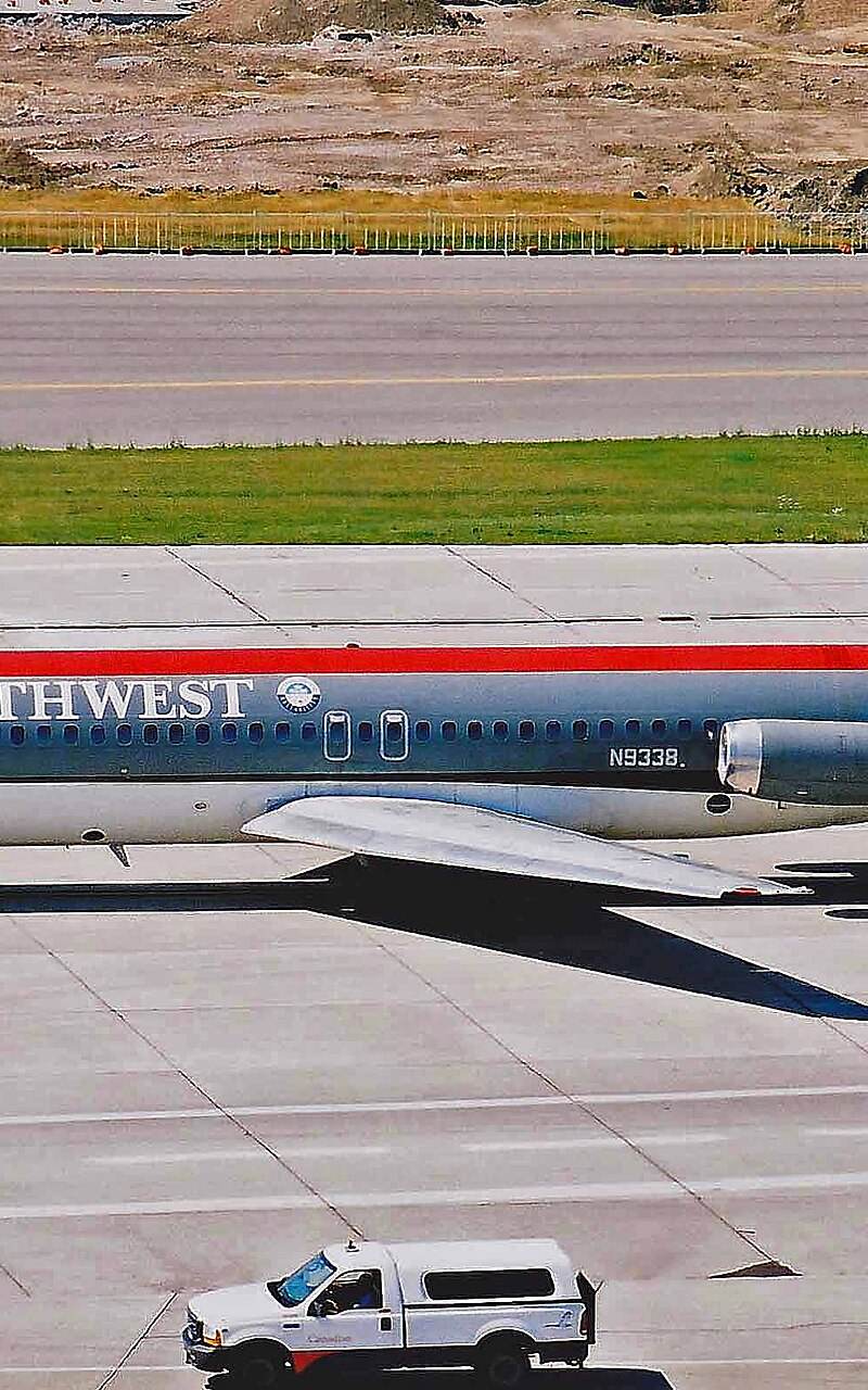 N9338 - Twin-engine aircraft