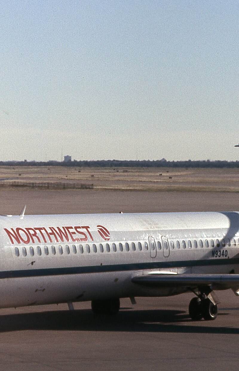 N9340 - Twin-engine aircraft