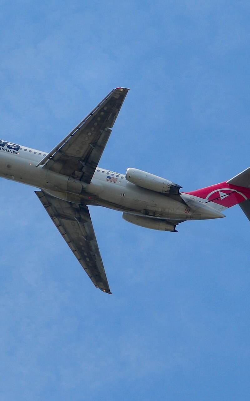 N9343 - Twin-engine aircraft