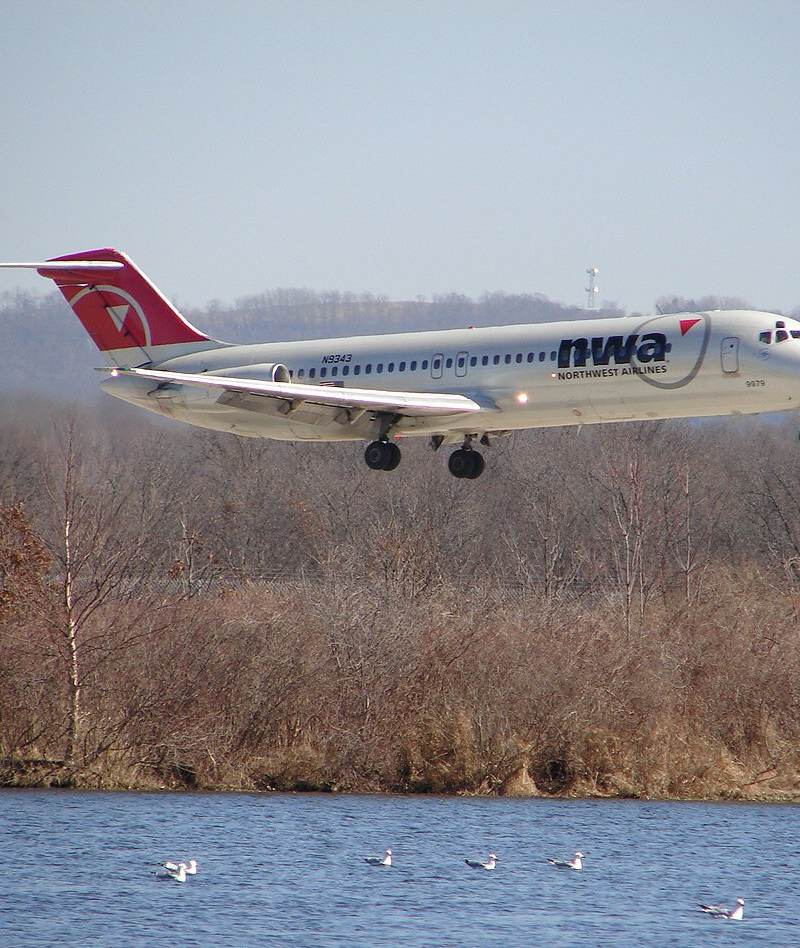 N9343 - Twin-engine aircraft