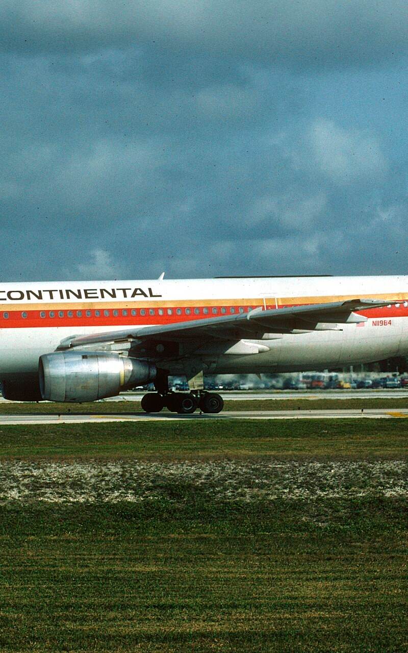 N11984 - Twin-engine aircraft