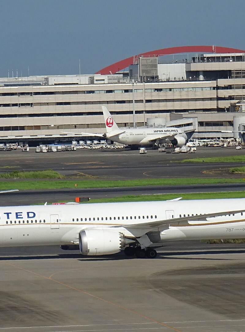 N12005 - Twin-engine aircraft