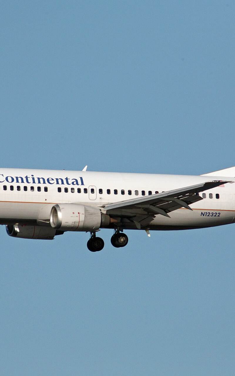 N12322 - Twin-engine aircraft