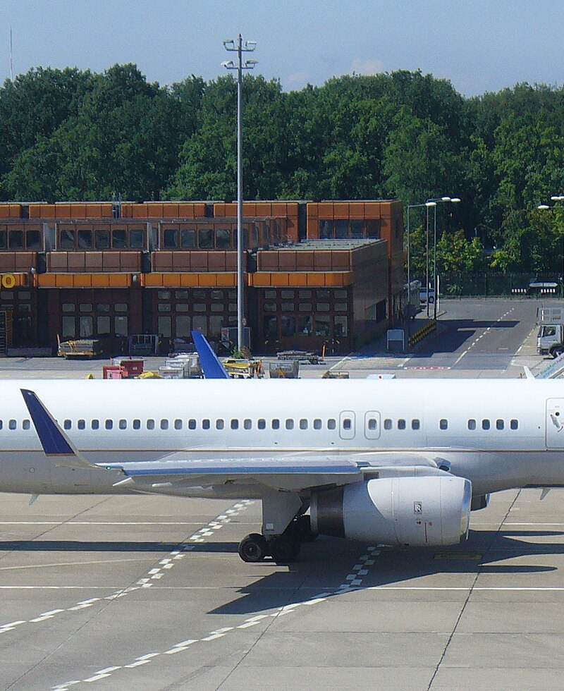 N13110 - Twin-engine aircraft