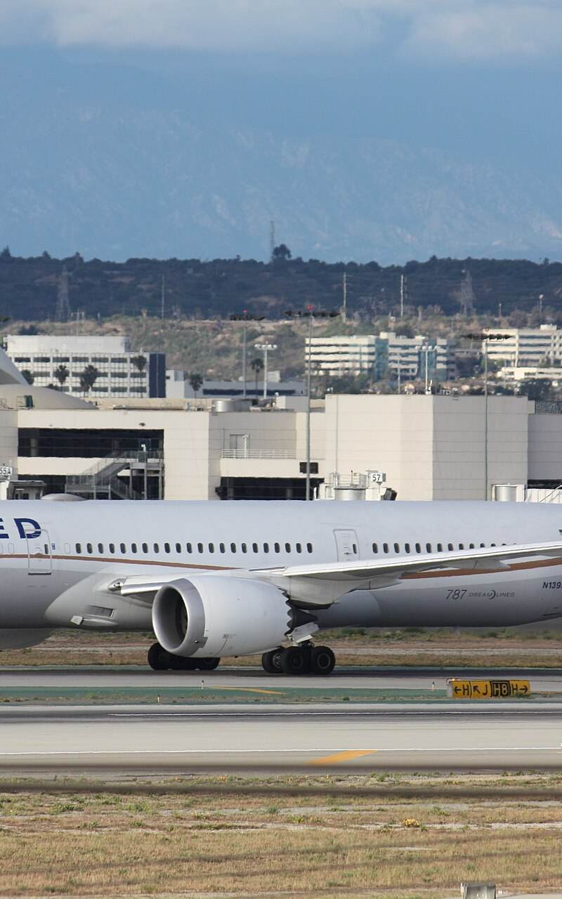 N13954 - Twin-engine aircraft