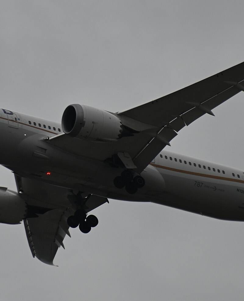 N13954 - Twin-engine aircraft