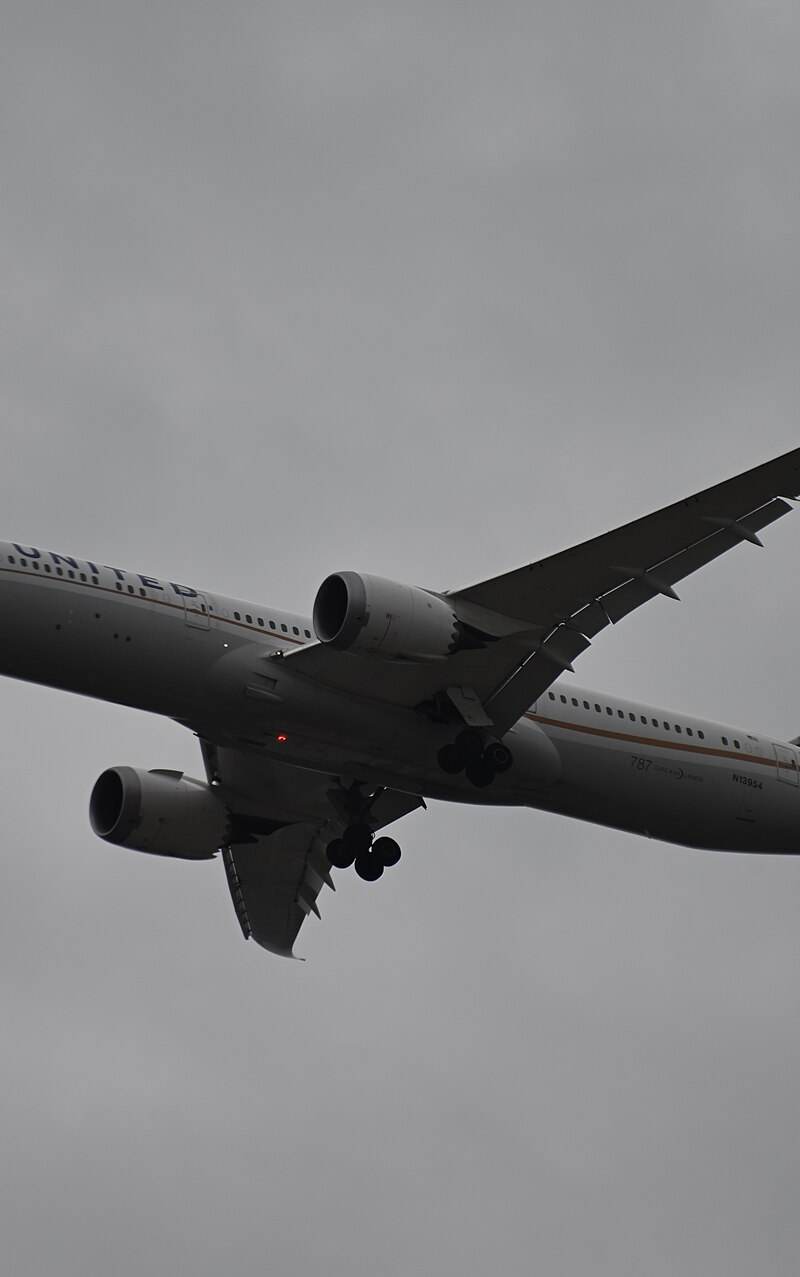 N13954 - Twin-engine aircraft