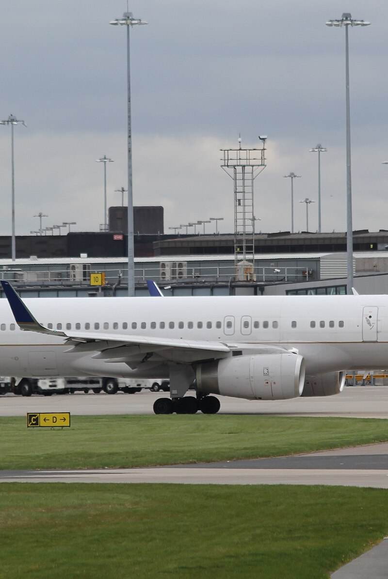 N14121 - Twin-engine aircraft