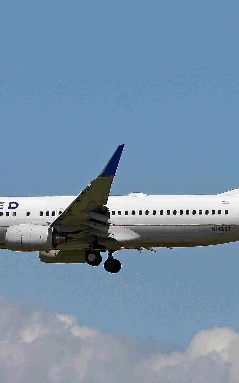 N14237 - Twin-engine aircraft