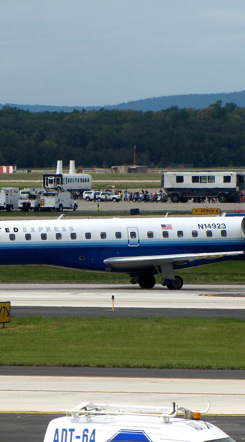 N14923 - Twin-engine aircraft