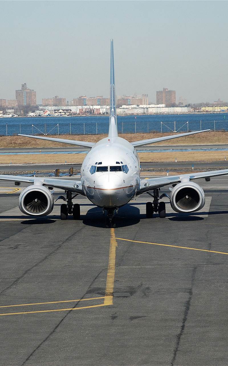 N16732 - Twin-engine aircraft