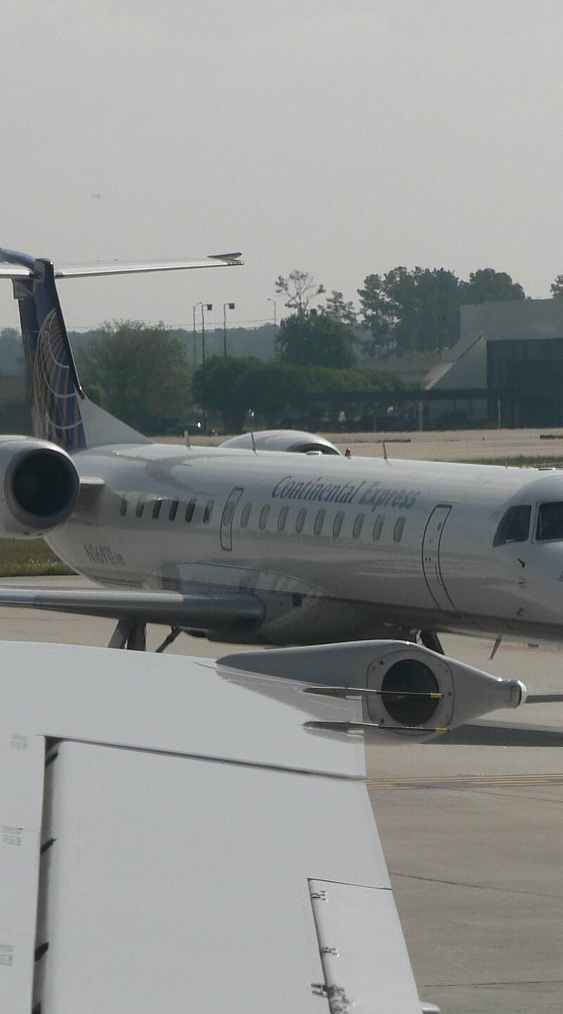 N16911 - Twin-engine aircraft