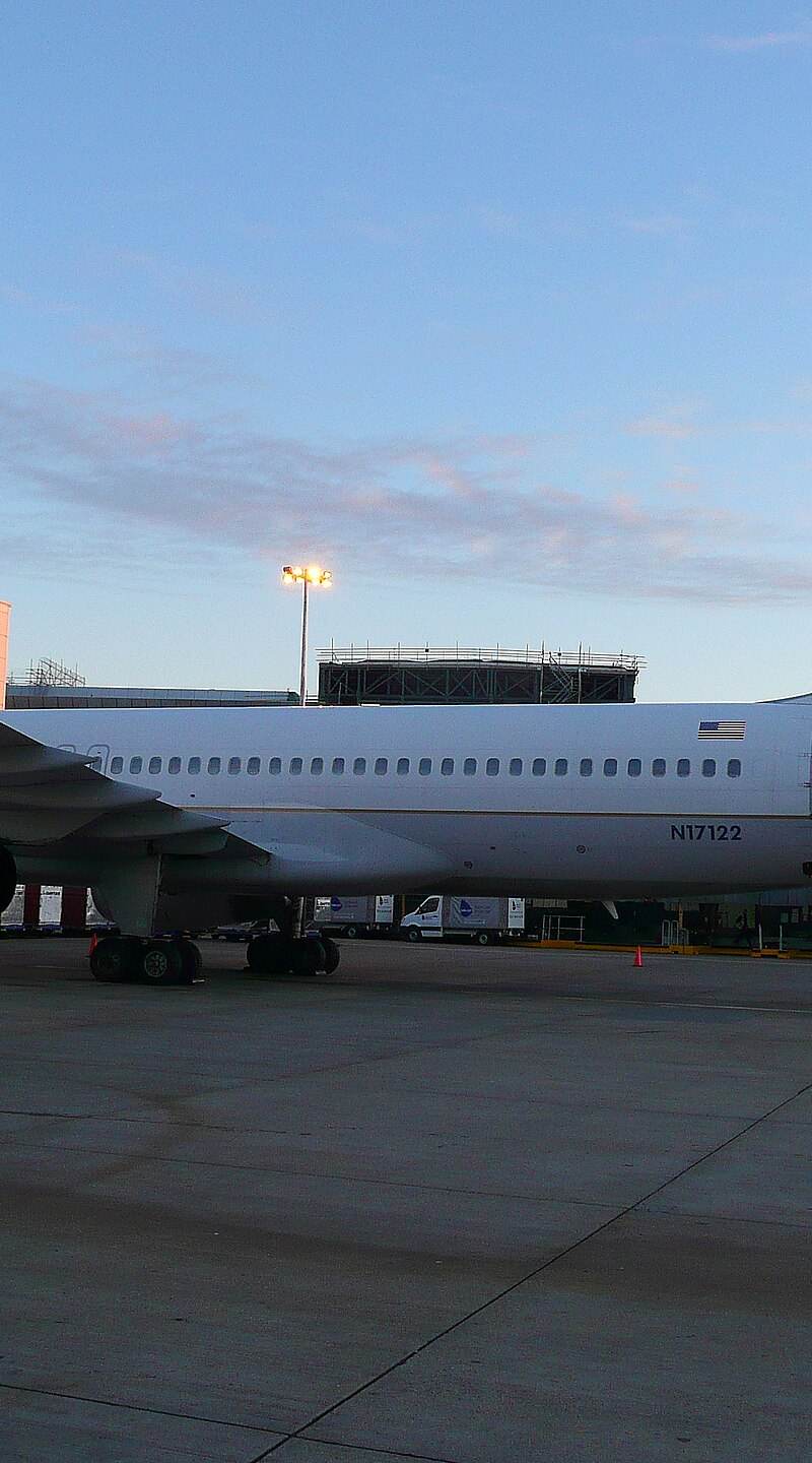 N17122 - Twin-engine aircraft