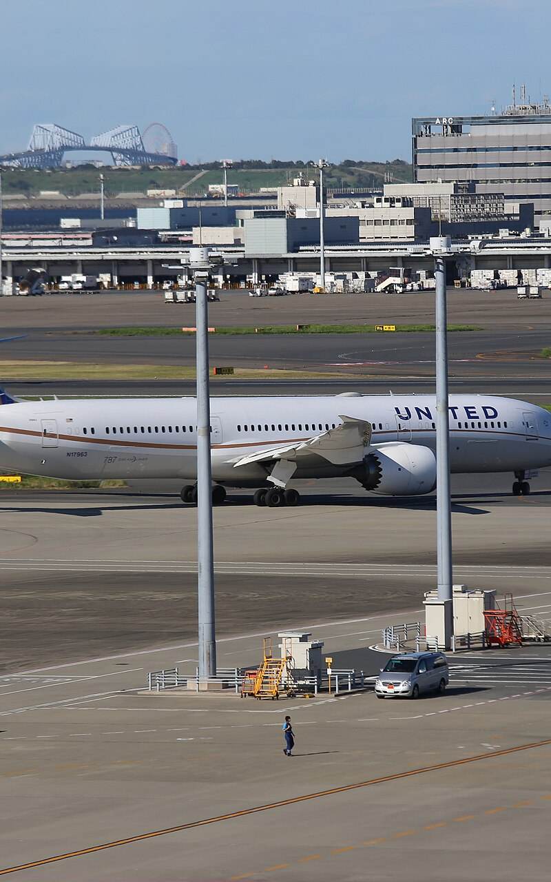 N17963 - Twin-engine aircraft