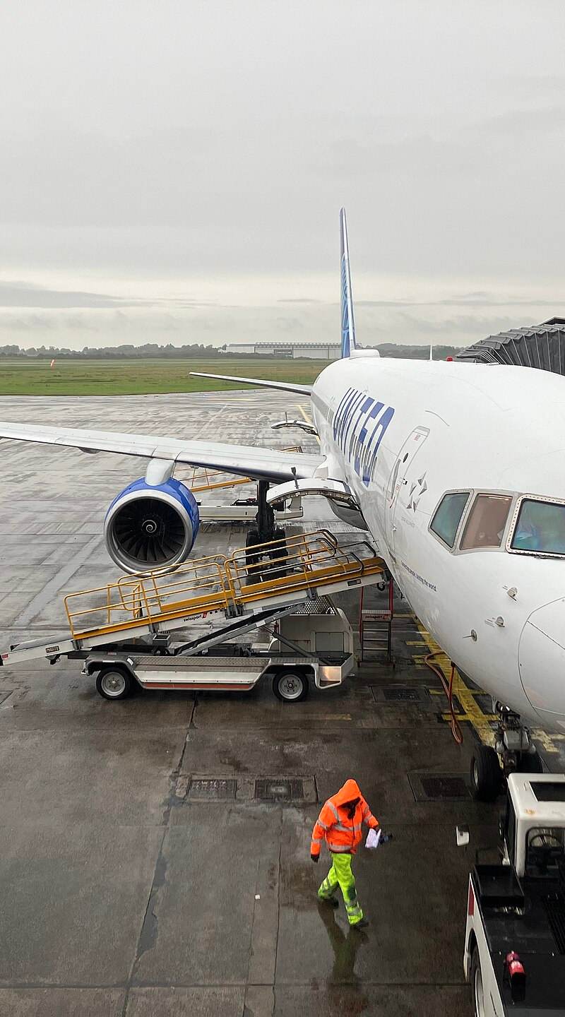 N18112 - Twin-engine aircraft