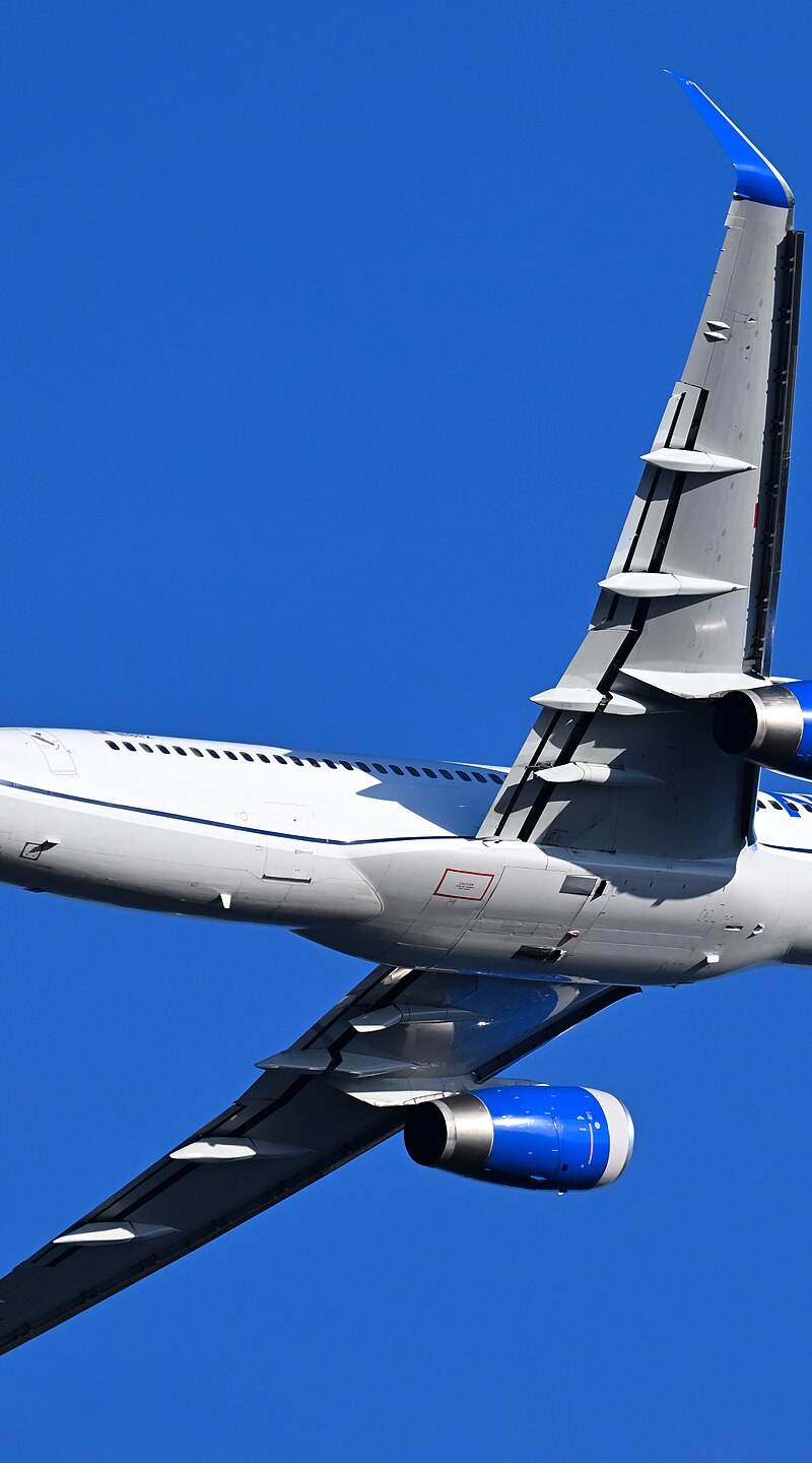N18112 - Twin-engine aircraft
