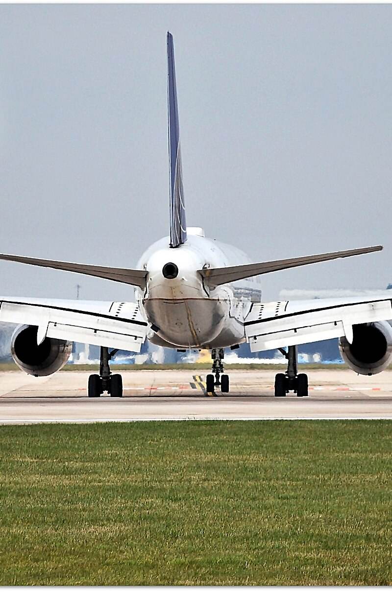 N19117 - Twin-engine aircraft