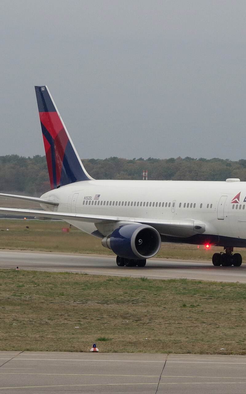 N152DL - Twin-engine aircraft