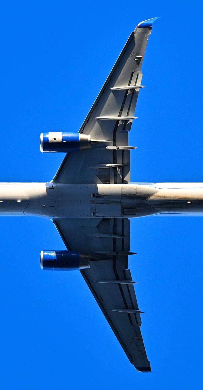 N19136 - Twin-engine aircraft
