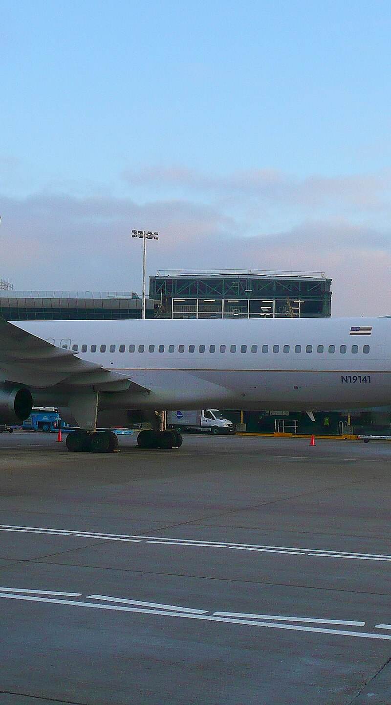 N19141 - Twin-engine aircraft