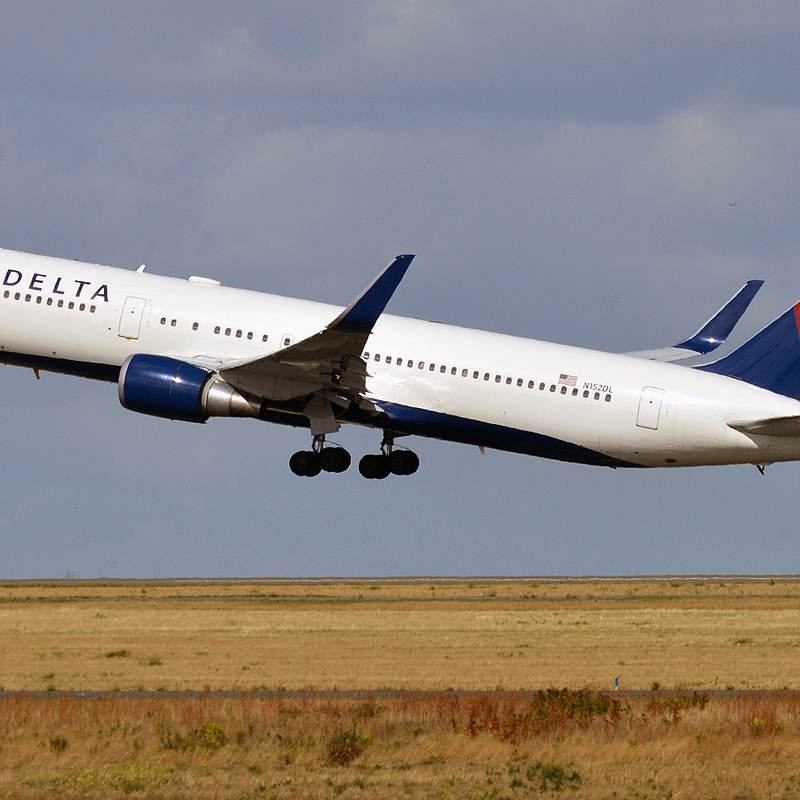 N152DL - Twin-engine aircraft