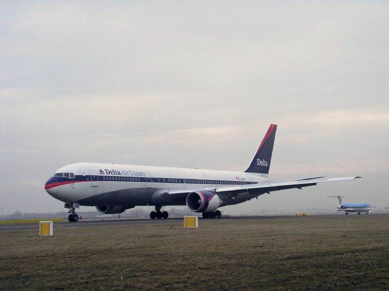 N152DL - Twin-engine aircraft