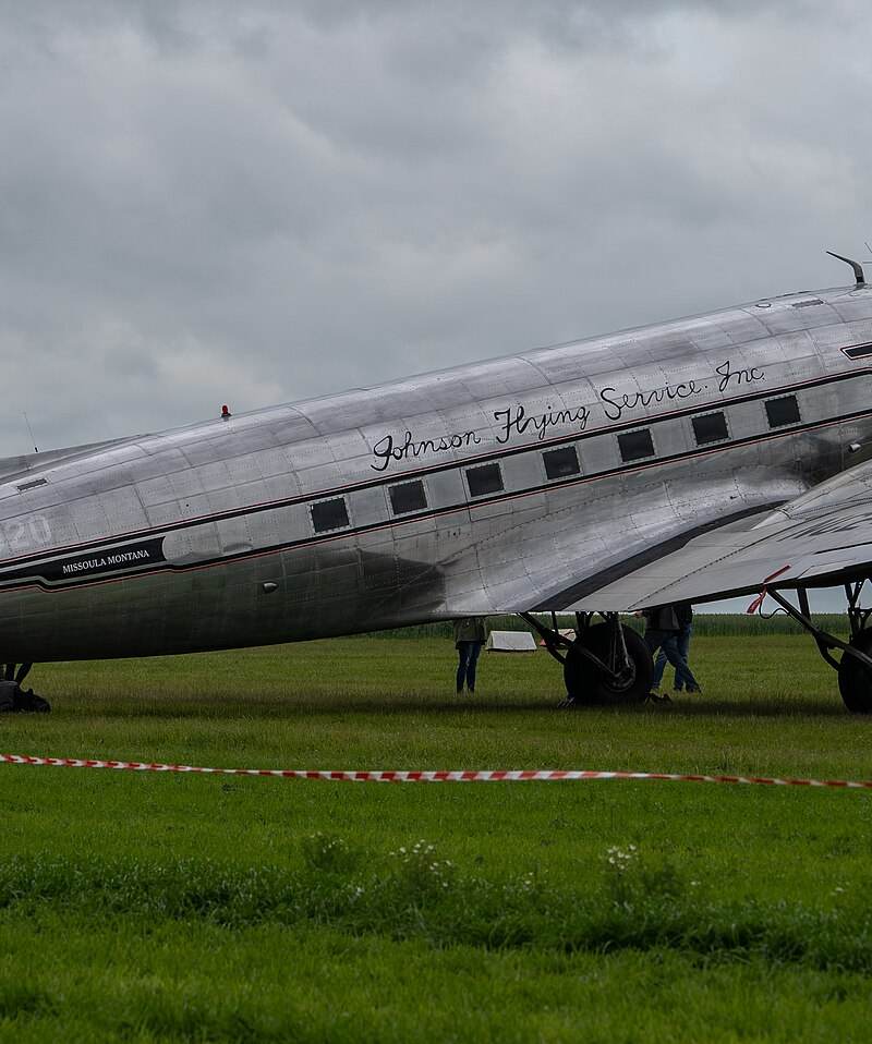 N24320 - Twin-engine aircraft