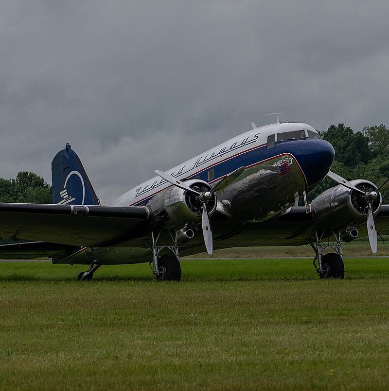 N25641 - Twin-engine aircraft