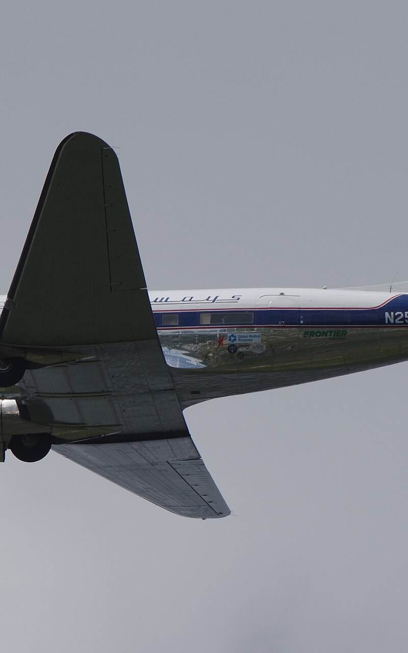 N25641 - Twin-engine aircraft