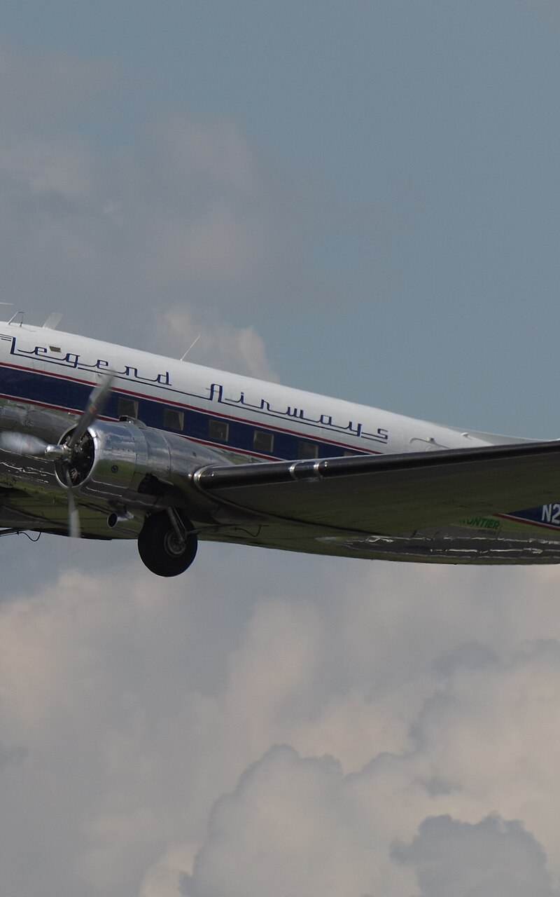 N25641 - Twin-engine aircraft