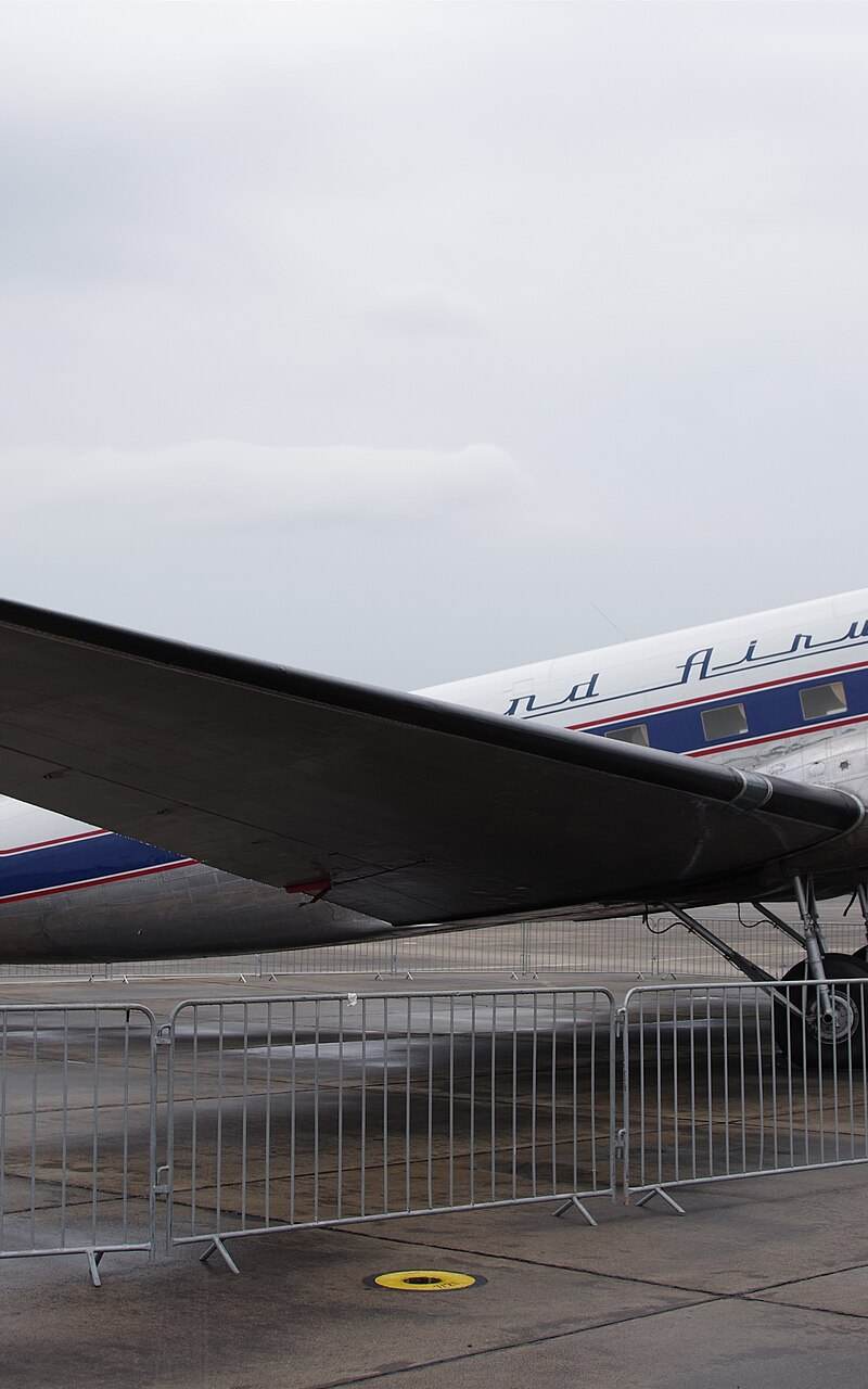 N25641 - Twin-engine aircraft