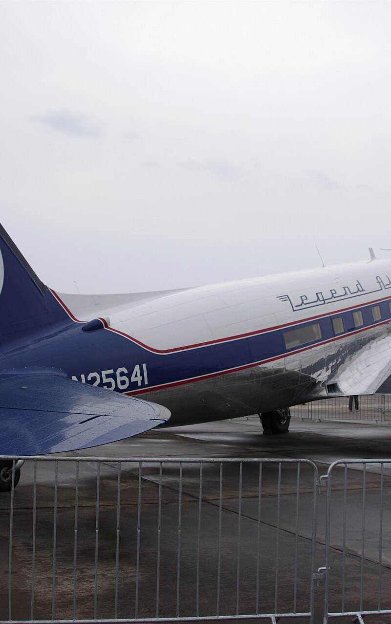 N25641 - Twin-engine aircraft