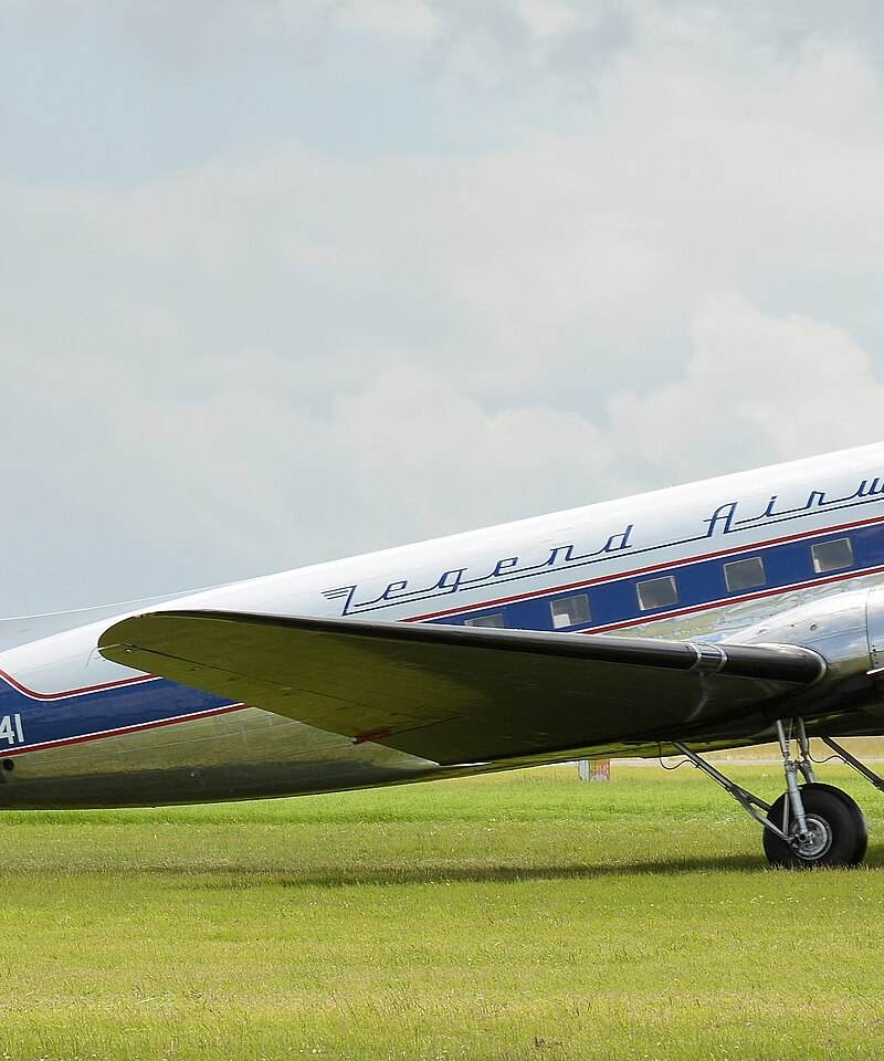 N25641 - Twin-engine aircraft