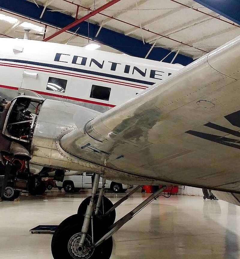 N25673 - Twin-engine aircraft