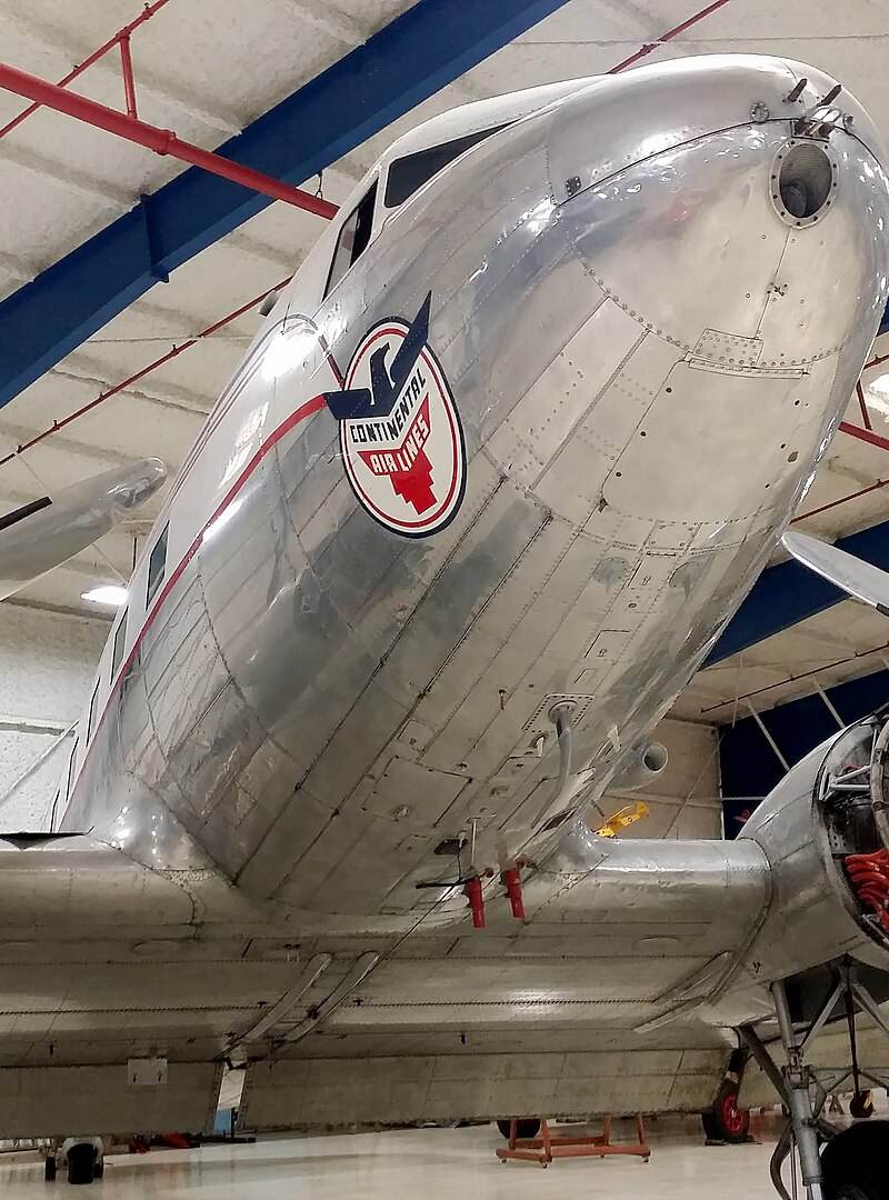 N25673 - Twin-engine aircraft