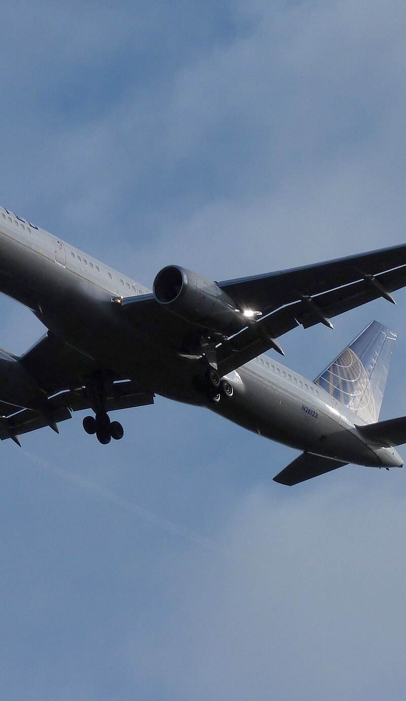 N26123 - Twin-engine aircraft