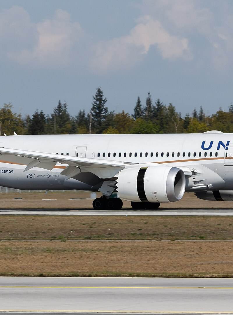 N26906 - Twin-engine aircraft