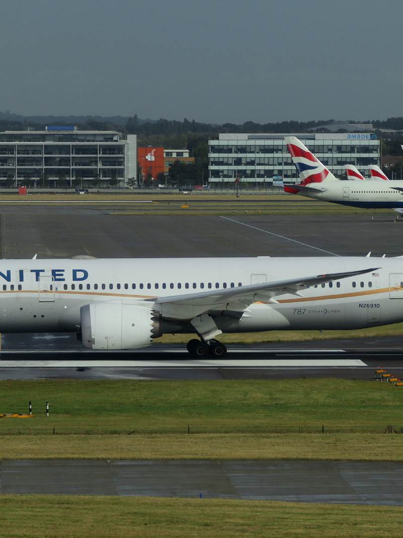 N26910 - Twin-engine aircraft