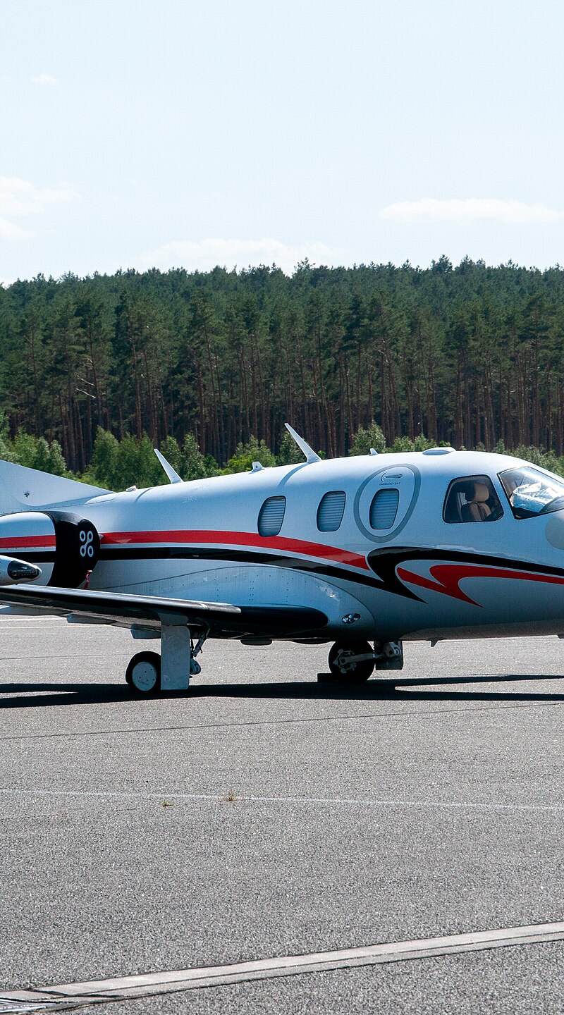 N27052 - Business jet