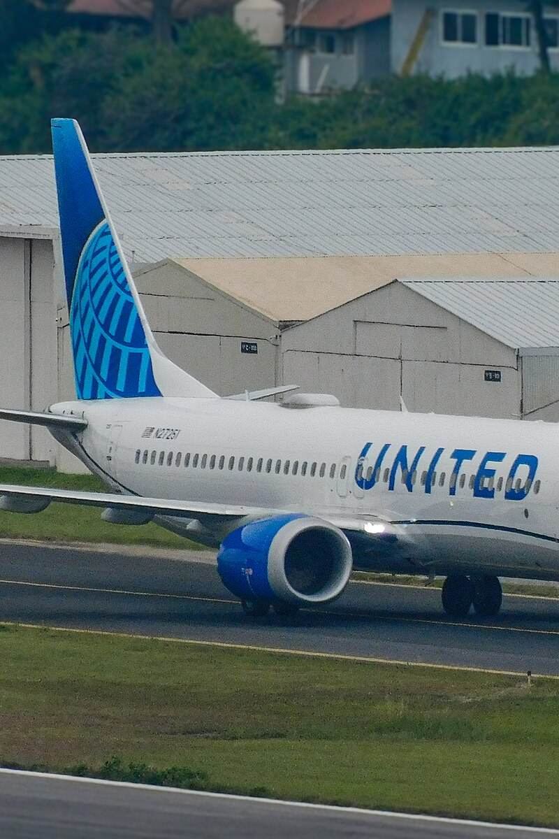 N27251 - Twin-engine aircraft