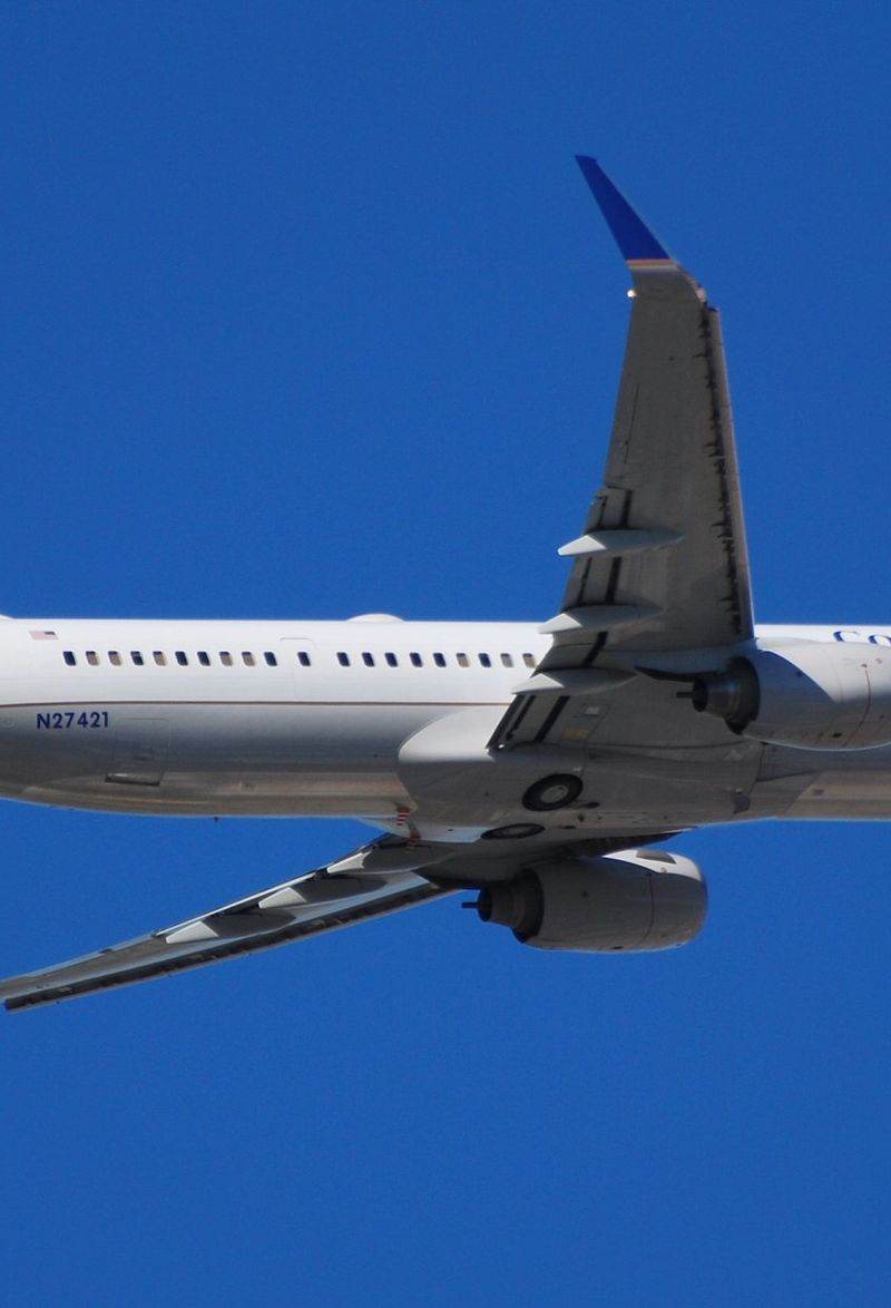 N27421 - Twin-engine aircraft