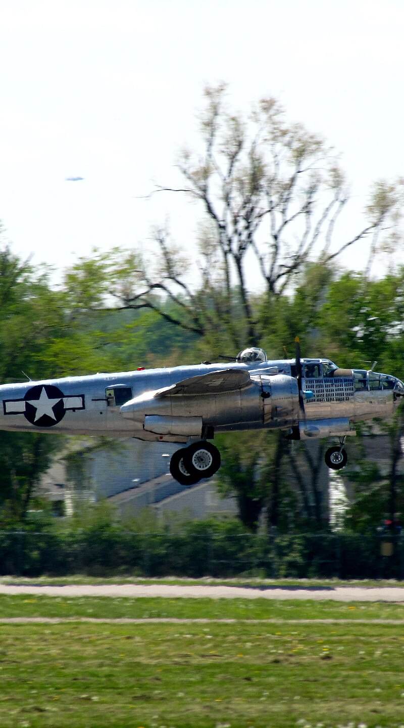 N27493 - Twin-engine aircraft