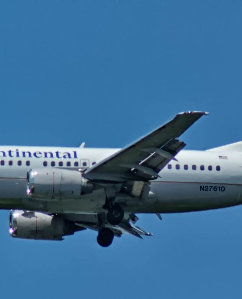 N27610 - Twin-engine aircraft