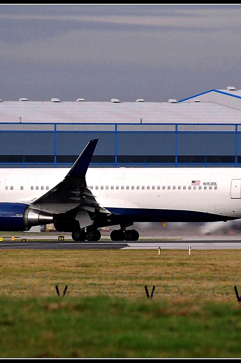 N153DL - Twin-engine aircraft