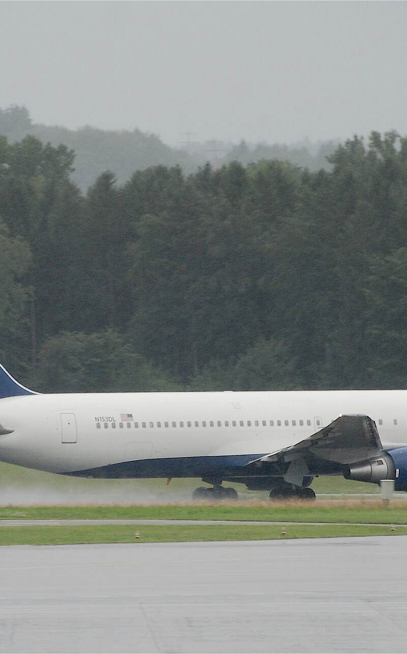 N153DL - Twin-engine aircraft