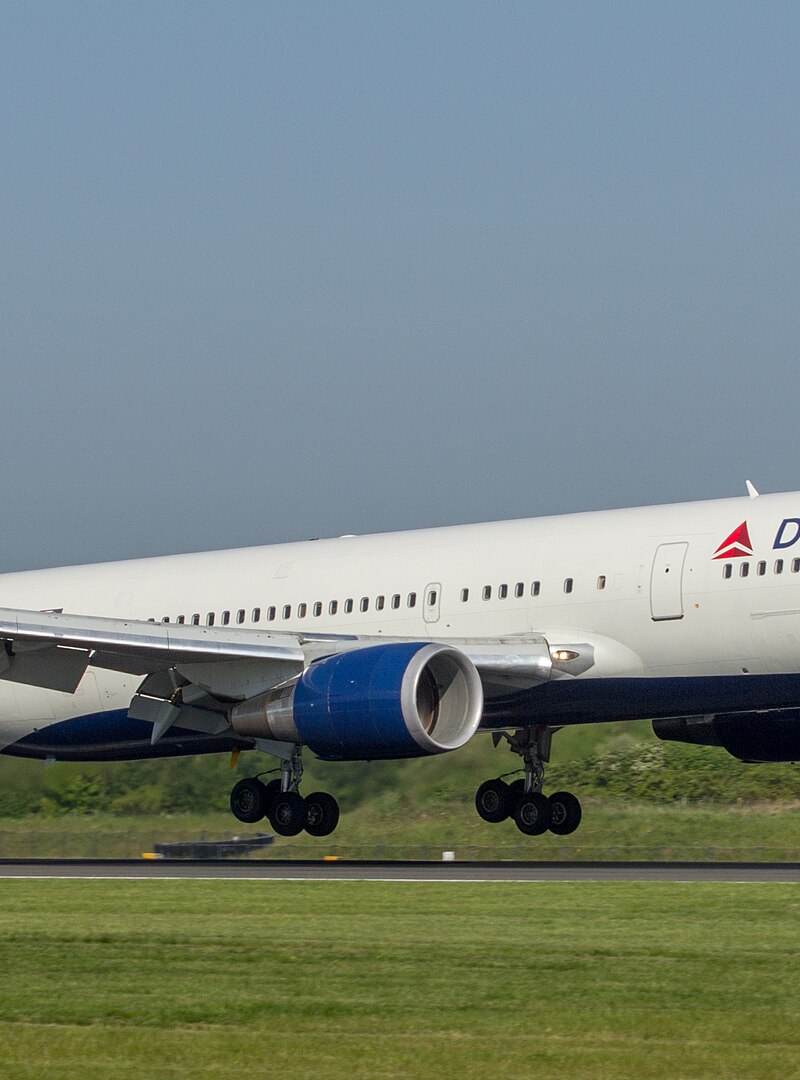 N153DL - Twin-engine aircraft
