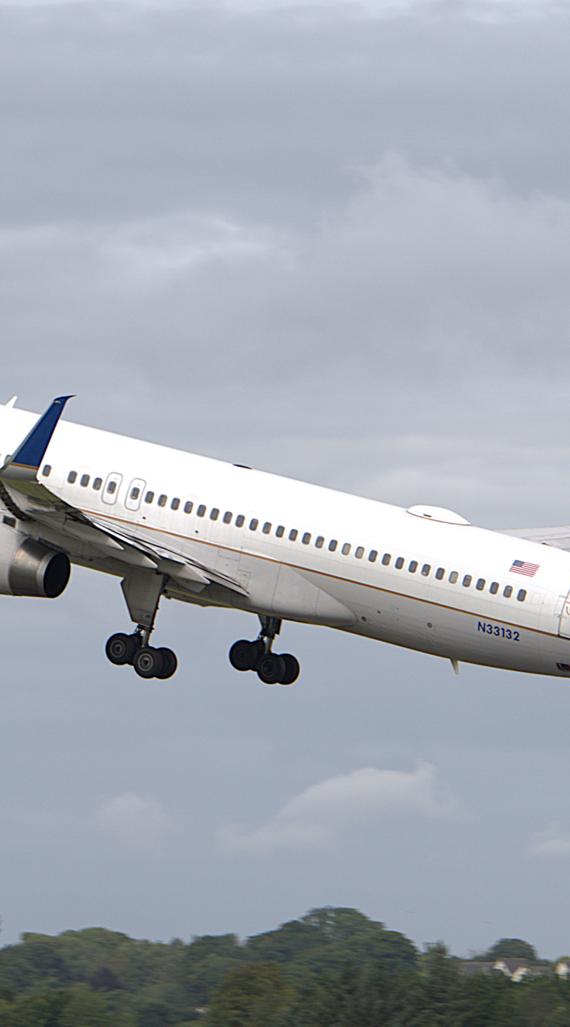 N33132 - Twin-engine aircraft
