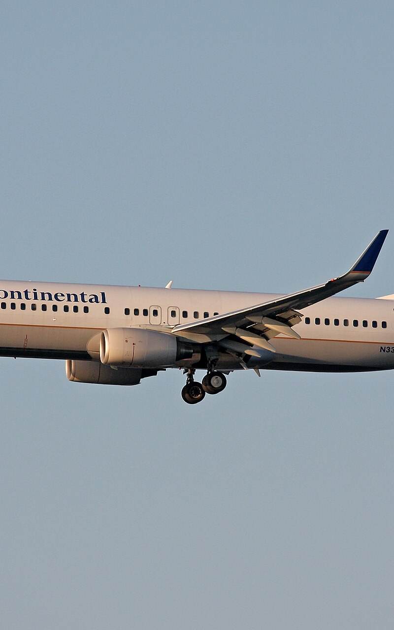 N33284 - Twin-engine aircraft