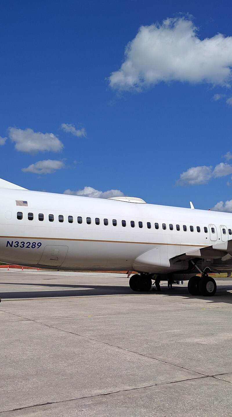 N33289 - Twin-engine aircraft