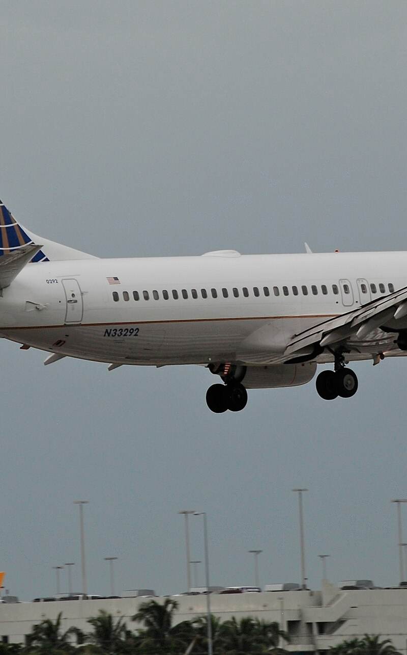 N33292 - Twin-engine aircraft